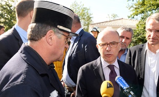 Le ministre de l'Intérieur, Bernard Cazeneuve, et le chef des opérations de secours, le Lieutenant Colonel Charles Lafourcade, lors d'un point presse à Pessac le 26 juillet 2015.
