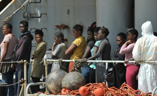 Des migrantes secourues par le navire "Vega" de l'armée italienne arrive au port de Reggio Calabria en Italie, le 29 mai 2016
