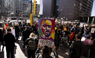 Des manifestants demandent justice pour George Floyd devant le tribunal de Minneapolis où est jugé l'ex-policier Derek Chauvin, le 8 mars 2021.