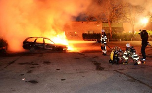 Une voiture flambe dans le quartier de Kista.