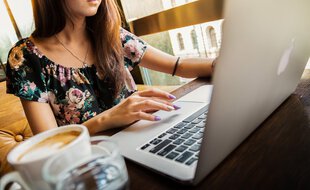 Une jeune diplômée qui vient d'être embauchée en entreprise