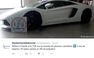 La gendarmerie nationale a publié cette photo d'une grosse cylindrée et de l'écusson des gendarmes de Sélestat sur Twitter pour annoncer le démantèlement d'un réseau de fraudeurs à la TVA.