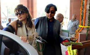 L'épouse d'un ministre indien a été retrouvée morte vendredi dans un hôtel de New Delhi après avoir affirmé sur Twitter que son mari avait une liaison avec une journaliste pakistanaise, selon les médias locaux.