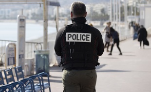 Un policier en patrouille sur la promenade des Anglais, le 19 mars 2020