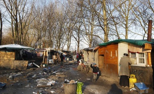 Lille, le 14 janvier 2013. Un incendie ravage 8 cabanes dans un camp de Roms près du boulevard Robert Schuman (Archives).