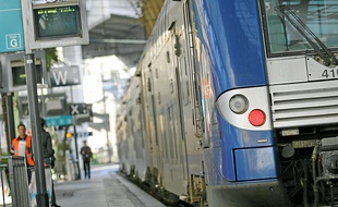 Un TER en gare de Nice.