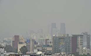 Une vue partielle de la ville de Mexico baignant dans le "smog", un nuage de pollution pricipalement dû aux petites particules et aux particules fines, le 3 mai 2016