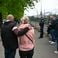Parents attendent l'évacuation des élèves après une attaque au couteau à Nantes
