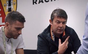 Le directeur général du RC Lens, Arnaud Pouille (au téléphone), et le coordonnateur sportif, Florent Ghisolfi, dans les coulisses du mercato, lors d'un épisode de la série-docu «RC Lens, de Sang et d'Or», diffusée sur la chaîne L'Equipe 21.