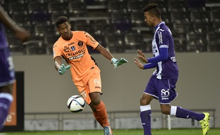 Le gardien du TFC Alban Lafont avec le défenseur brésilien William Matheus lors du match de Ligue 1 contre Nice, le 28 novembre 2015 au Stadium de Toulouse.