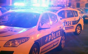 Illustration d'une voiture de police de nuit, avec son gyrophare ici à Rennes.