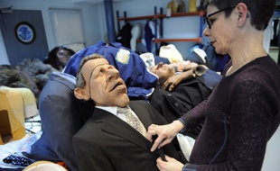 Une personne manipule la marionnette de «PPD», ans les ateliers d'habillage, le 11 février 2009 à Saint-Denis.
