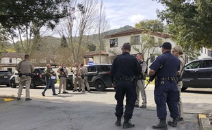 Trois personnes sont retenues en otage dans une maison de retraite pour anciens combattants à Yountville, en Californie.