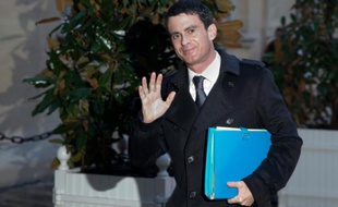 Le Premier ministre Manuel Valls arrive le 11 janvier 2016 à Matignon pour une rencontre avec les principaux leaders syndicaux et patronaux sur le plan d'urgence pour l'emploi