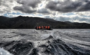 Des migrants et réfugiés près des côtes de lîle grecque de Lesbos le 24 octobre 2015