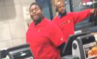 Capture d'écran d'une vidéo d'un employé de McDonald's qui saccage le restaurant après avoir été licencié, le 7 février 2015.