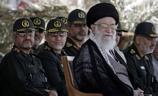 Le Guide suprême iranien, Ali Khamenei (à droite), à Téhéran le 27 mai 2013.