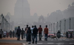 Des piétons dans une rue de New Delhi lors d'un jour de forte pollution, le 1er décembre 2015 en Inde