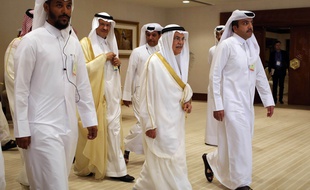 Le ministre saoudien du pétrole Ali al-Nouaïmi (au centre droite) à Doha au Qatar le 17 avril 2016.