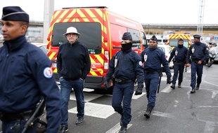 Des policiers sécurisent l'aéroport d'Orly le 18 mars 2017, après l'attaque d'un individu sur des militaires Sentinelle.