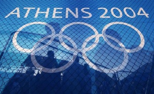 Le Comité international olympique (CIO) a décidé mercredi de retirer leurs médailles à quatre athlètes montés sur le podium lors des jeux Olympiques d'Athènes en 2004 suite à de nouvelles analyses de leurs tests antidopage montrant qu'ils étaient positifs aux stéroïdes à l'époque.