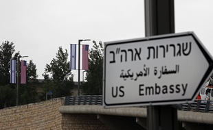 Un panneau indiquant l'ambassade des Etats-Unis, qui ouvrira le 14 mai 2018, a été installé à Jérusalem le 7 mai 2018.