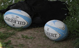Deux ballons de rugby. Illustration.