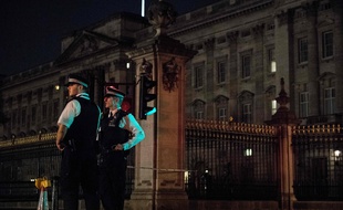 Des officiers de police surveillent les alentours de Buckingham Palace alors qu'un homme a tenté de s'attaquer aux autorités vendredi soir.