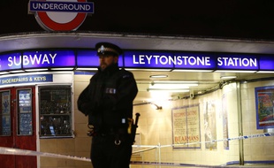 La station de métro Leytonstone fermée par la police après une attaque au couteau, le 5 décembre 2015.