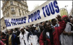 Fêtant "la victoire du Contrat première embauche" (CPE), les militants syndicaux parisiens avaient tous à la bouche, lundi, le "retrait du CNE" (contrat nouvelle embauche, grand frère du CPE), tandis que le projet de loi Sarkozy sur l'immigration faisait l'unanimité contre lui.