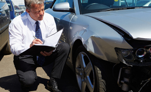 Lors d'un grave sinistre, un expert va évaluer si le montant des réparations n'excède pas la valeur de votre voiture.