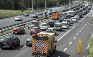 Attention aux radars: de vendredi à dimanche, 71 points de contrôle seront mis en place dans l'ensemble de l'agglomération parisienne, soit une quinzaine de plus que le week-end précédent au cours duquel 866 infractions, le plus souvent des excès de vitesse, avaient été sanctionnées, indique un communiqué de la préfecture de police de Paris.