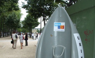 Illustration d'un urinoir installé sur le bassin de la Villette en 2011.