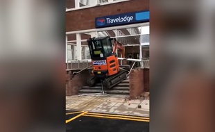 Il détruit l'hôtel qu'il a construit.