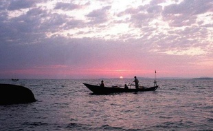 Le corps du candidat du jeu de télé-réalité Koh-Lanta, décédé vendredi dans le sud du Cambodge des suites d'une crise cardiaque pendant le tournage de l'émission, a été rapatrié à Phnom Penh, a-t-on appris samedi de sources proches du dossier.