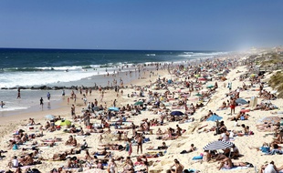 La plage de Lacanau est très prisée pendant la saison estivale.
