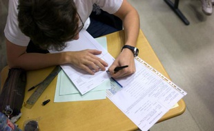 Un élève lors de l'examen du baccalauréat, à Paris le 18 juin 2012