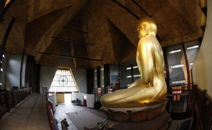 La statue dorée du Bouddha de la Grande Pagode du bois de Vincennes, le 29 mai 2015