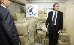 Le chef opérationel à l'office central pour la répression du traffic illicite des stupéfiants, Jean-Marc Droguet et Bernard Petit le 02 février 2010 à Nanterre devant les sept tonnes de résine de cannabis saisies à Gonesse