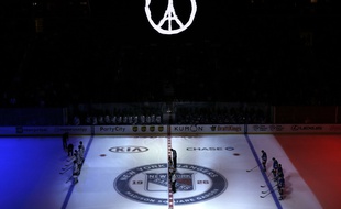 Le drapeau français projeté sur la glace avant le match entre les New York Rangers et les Toronto Maple Leafs, le 15 novembre 2015 à New York.