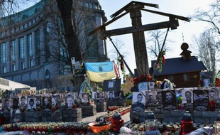 Des bougies et des photographies ont été déposées le 11 avril 2015 en face d'une chapelle à Kiev en hommage aux manifestants tués sur la place du Maïdan