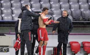L'avenir de l'entraîneur Hansi Flick (à droite) fait partie des sujets qui fâchent au Bayern Munich.
