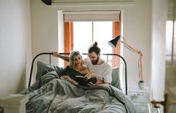 Vous êtes en couple et ne faites plus (trop) l’amour ? Bah… c’est normal