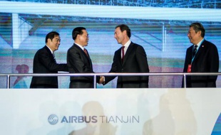 (De G à D) L'adjoint au maire de Tianjin Duan Chunhua, le vice-ministre de la Commission nationale du développement et de la réforme Lin Nianxiu, le PDG d'Airbus Fabrice Brégier et le président d'Aviation Industry Corporation of China Lin Zuoming à Tianjin le 2 mars 2016
