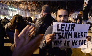 Manifestation en hommage aux victimes de l'attaque contre Charlie Hebdo, le 7 janvier 2015 à Marseille
