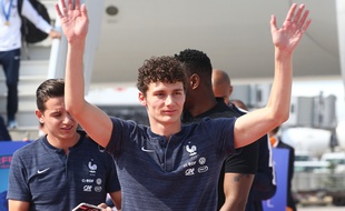 Benjamin Pavard célèbre sa victoire avec le chanteur Olympe.