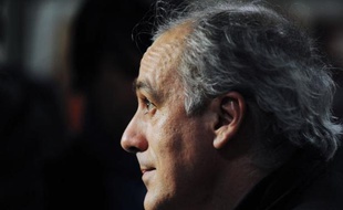 Le candidat du Nouveau parti anticapitaliste (NPA), Philippe Poutou, a dit jeudi qu'il ne fallait pas "surfer sur une démagogie sécuritaire", interrogé sur les tueries de Toulouse et Montauban, et la volonté du père de Mohamed Merah de porter plainte contre la France.