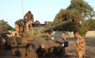 La France continue de renforcer son dispositif militaire terrestre au Mali, avec l'envoi de troupes supplémentaires et d'hélicoptères de combat, a-t-on appris jeudi auprès de l'état-major des armées.
