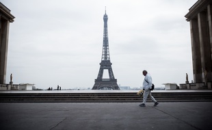 Le 17 Mars 2020, sur l'esplanade du Trocadéro, en face de la Tour Eiffel, à Paris.