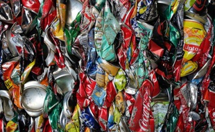 Des canettes compressées avant leur recyclage
